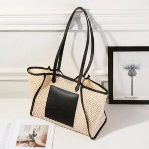 Détail d'un grand sac fourre-tout en résille avec bordure en cuir noir et poche sobre