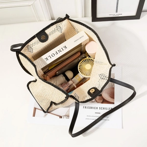Grand sac cabas beige tissé avec bordure noire montrant un espace de rangement spacieux