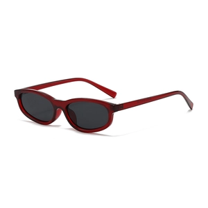 Vintage rote transluzente ovale Sonnenbrille mit dunkelgrauen Gläsern im Retro-Design
