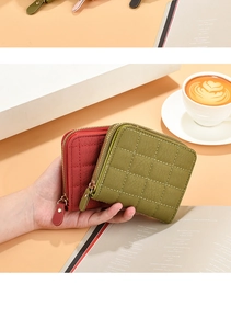 Détail de portefeuilles en cuir matelassé rouge vintage et vert olive avec fermeture éclair