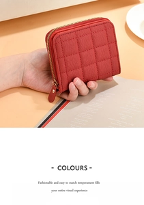 Détail du portefeuille en simili cuir rouge matelassé avec fermeture éclair dorée