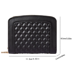 Detailansicht der schwarzen gesteppten Geldbörse mit Maßen 11,5 x 8,5 x 2,5 cm und Goldzipper