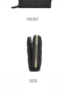 Détail du portefeuille court en cuir matelassé noir avec fermeture éclair dorée et vues