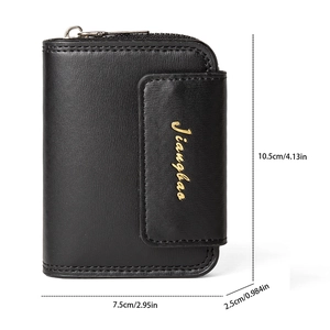 Dettaglio del porta carte in pelle nera con misure precise di 10,5 cm x 7,5 cm x 2,5 cm