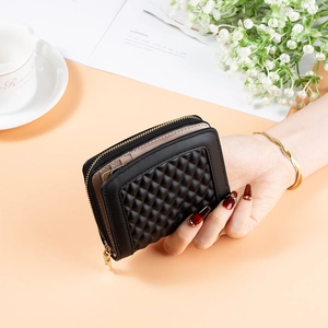 Damen Mini-Geldbörse in Schwarz mit Rautenmuster und Gold-Reißverschluss im Lifestyle