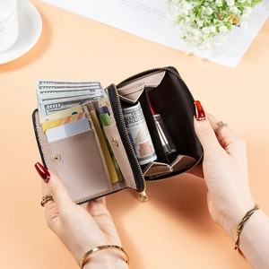 Minimalistische taupefarbene Bifold-Geldbörse mit Kartenfächern und Münzfach im Detail