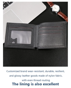 Dettaglio portafoglio con motivo struzzo, tessuto in nylon resistente e fessure card