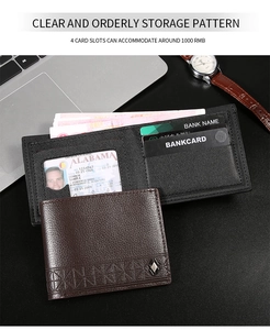 Détail de portefeuilles en cuir grainé avec fentes pour cartes et logo en losange