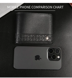 Portefeuille pour homme en cuir grainé comparé à un smartphone pour référence de taille