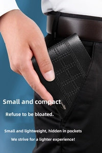 Sottile portafoglio da uomo in pelle con trama litchi infilato in una tasca dei pantaloni
