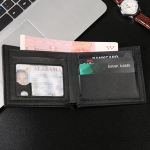 Portafoglio da uomo nero texture struzzo con slot per carte e finestra per documenti