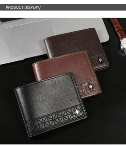 Petit portefeuille homme en cuir grainé avec motif géométrique et logo métallique