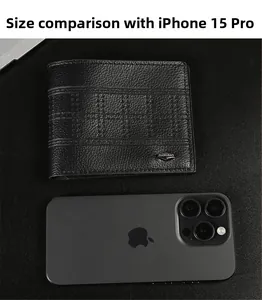 Portafoglio in pelle da uomo confrontato con le dimensioni di un iPhone 15 Pro