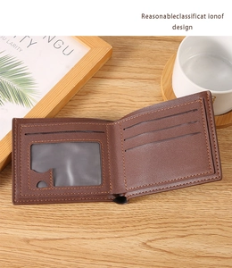 Λεπτομέρεια από καφέ δερμάτινο πορτοφόλι με θήκη για φωτογραφία και κάρτες
