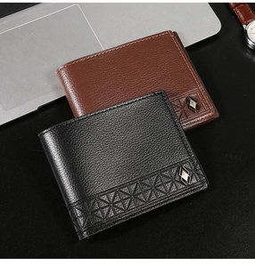 Gros plan sur la texture cuir grainé et logo métallique des portefeuilles bifold homme