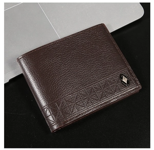 Détail de portefeuille marron en cuir grainé avec coutures géométriques et logo métallique