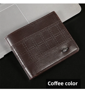Dettaglio del portafoglio pieghevole marrone caffè con grana litchi e logo metallico