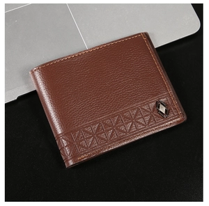 Détail du portefeuille en cuir grainé marron pour homme avec logo métallique élégant
