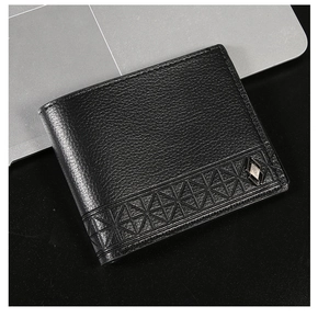 Vue détaillée du portefeuille noir pour hommes avec gaufrage et logo métallique