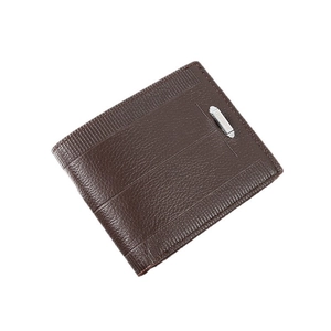 Portafoglio uomo marrone scuro in pelle bifold con trama a righe e logo in metallo