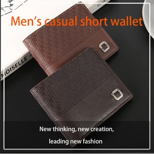 Détail de portefeuilles en cuir pour hommes avec motif tressé et logo métallique gaufré
