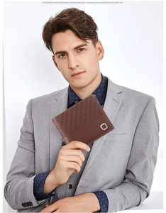 Détail du portefeuille en cuir marron pour hommes avec texture tissée et logo en métal