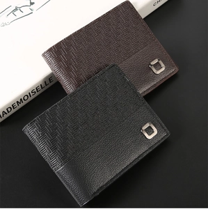 Détail de portefeuilles pliables pour hommes avec surpiqûres en cuir tissé et grainé