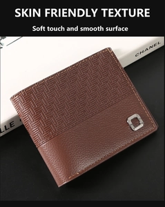 Vue macro d'un portefeuille marron pour homme avec texture litchi et détails tressés