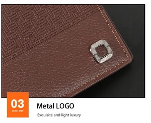 Détail d'un portefeuille en cuir marron avec texture tressée, coutures et logo en métal