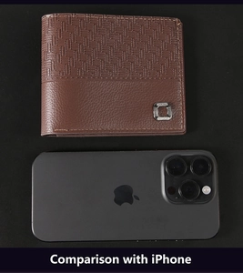 Comparaison détaillée de la taille du portefeuille marron avec un smartphone