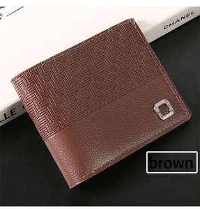 Détail d'un portefeuille marron en cuir avec texture tressée et plaque en métal chic