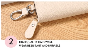 Dettaglio dell'hardware in argento e della pelle sintetica a grana di litchi dell'astuccio