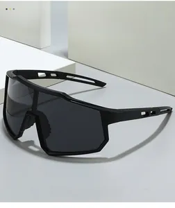 Détail de la monture noire aérodynamique et du verre gris des lunettes de cyclisme pro