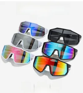 Détail de lunettes de cyclisme multicolores avec revêtement étanche et monture coupe-vent