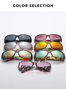 Vue détaillée de lunettes de soleil sport ovales multicolores avec verres polarisés strass