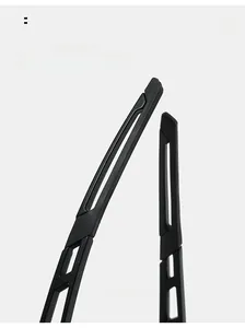 Détail de branches noires mates incurvées avec structure antidérapante pour lunettes de sport