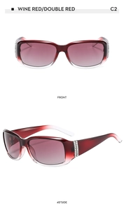 Détail de lunettes de soleil bordeaux avec deux rangées de strass blancs brillants sur le côté