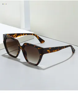 Detail van trendy polygoon zonnebril met schildpadmontuur en gradiënt glazen