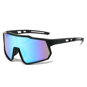 Lunettes de soleil de sport avec monture noire mate et verres miroirs dégradés violets