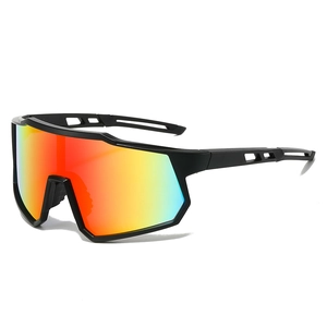 Lunettes de soleil de cyclisme avec verres Revo dégradés et monture noire mate vue 45°