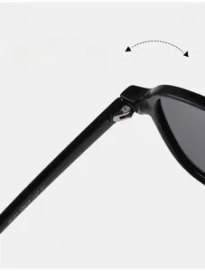 Gros plan des charnières et spécifications sur les lunettes de soleil TR90