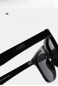 Détail de lunettes de soleil TR légères avec charnière flexible et branches noires