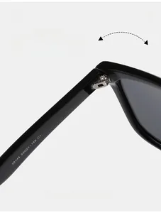 Gros plan sur la charnière métallique robuste des lunettes de soleil TR noires