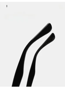 Détail des branches courbées ergonomiques de lunettes de soleil de sport noires