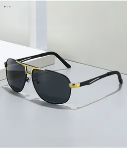 Détail de lunettes aviateur polarisées avec monture noire et accents en métal doré