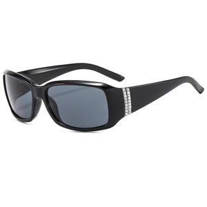 Lunettes de soleil polarisées ovales pour femmes avec monture noire et détails en strass