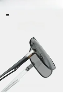 Détail de la charnière en métal argenté sur lunettes de soleil noires polarisées