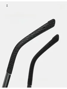 Détail des branches de lunettes de soleil incurvées avec texture antidérapante noire