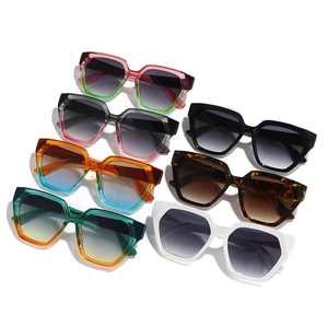 Set van zeven trendy veelhoekige cat-eye zonnebrillen met diverse kleurverloopglazen
