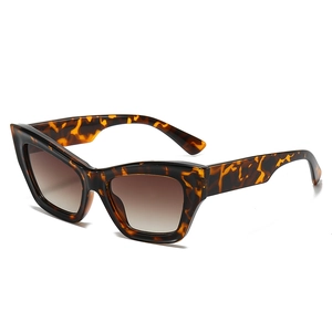 Retro cat eye sunglasses with tortoiseshell frame and gradient brown lenses for a stylish look
